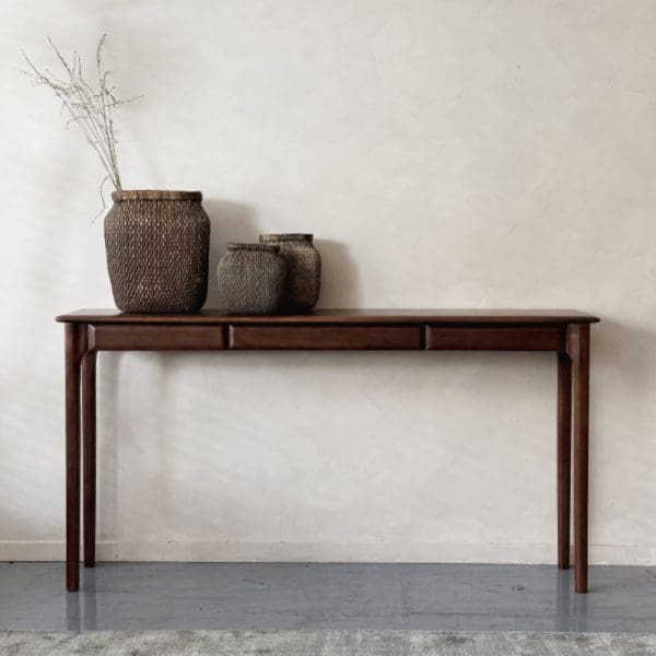 ריהוט עץ חם ועשיר